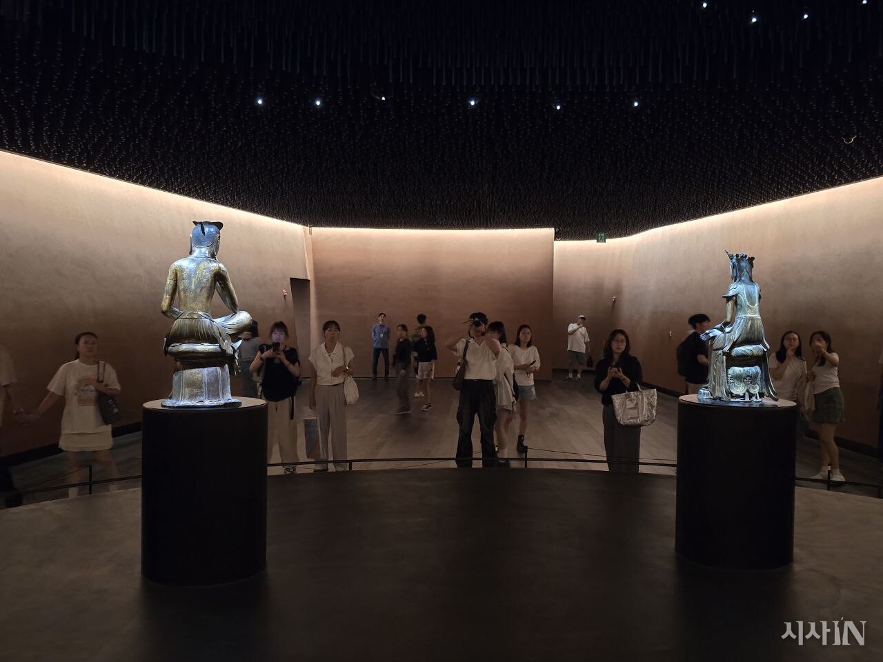 상설전시관 2층에 439㎡ 규모로 자리하고 있는 ‘사유의 방’. 반가사유상 두 점이 나란히 놓여 있다. ⓒ시사IN 임지영