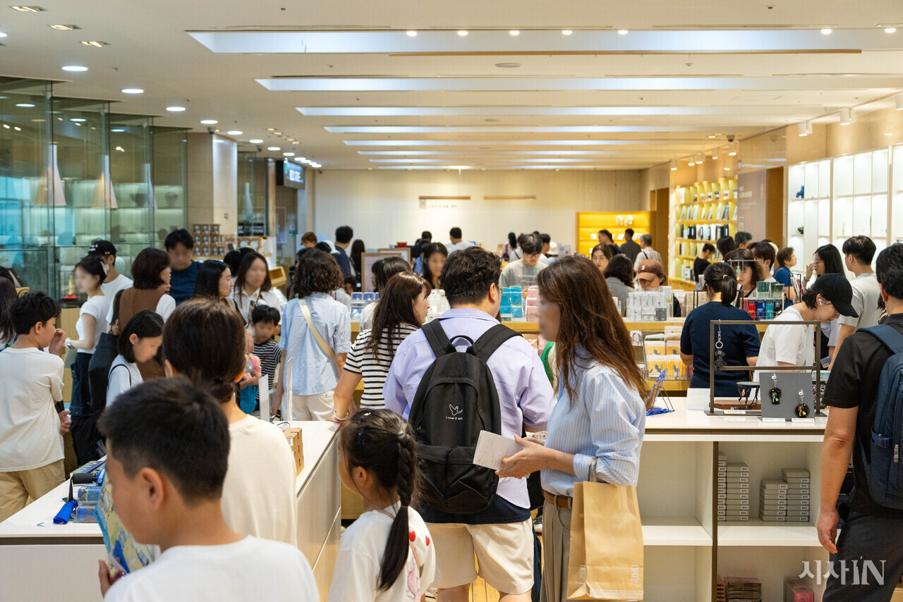 8월19일 서울 용산구 국립중앙박물관 내 ‘뮤지엄 숍’이 방문객들로 가득 차 있다. ⓒ시사IN 신선영