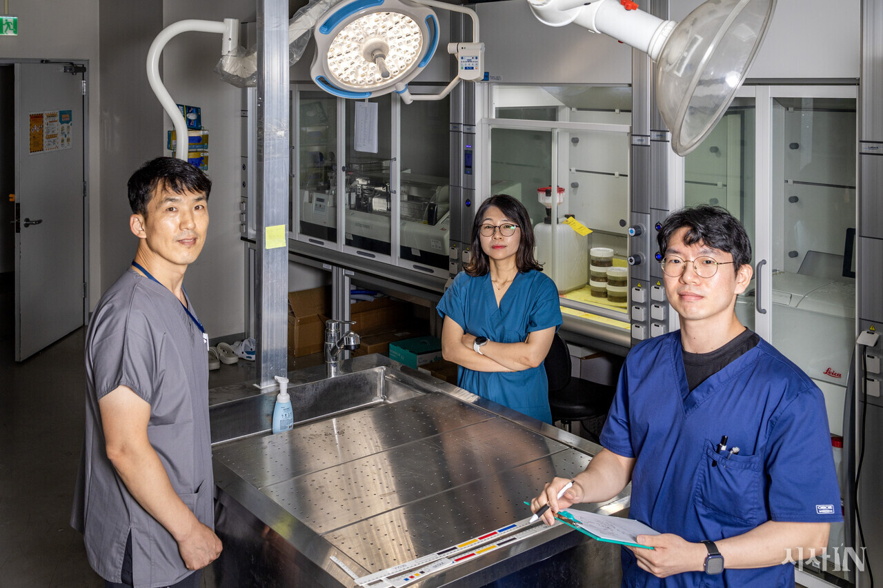 서울시보건환경연구원 동물위생시험소 동물질병진단팀에서 수의법의 검사를 담당하는 이현호(49)·유지숙(46)·이현경(33) 주무관(왼쪽부터). ⓒ시사IN 박미소