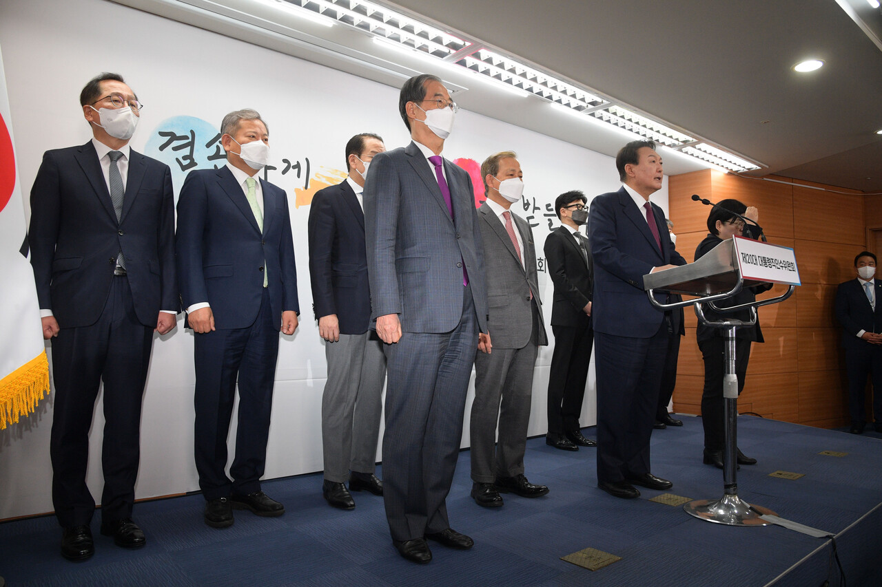 2022년 4월13일 윤석열이 이상민(뒷줄 왼쪽 두 번째) 행정안전부 장관 후보자를 포함한 2차 국무위원 후보 및 대통령 비서실장 인선 발표를 하고 있다. ⓒ인수위사진기자단