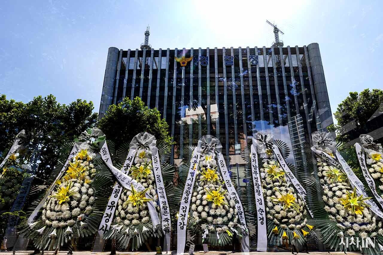 2022년 7월27일 경찰청 앞에 경찰국 신설을 반대하는 내용이 담긴 근조화환이 설치되어 있다.  ⓒ시사IN 조남진