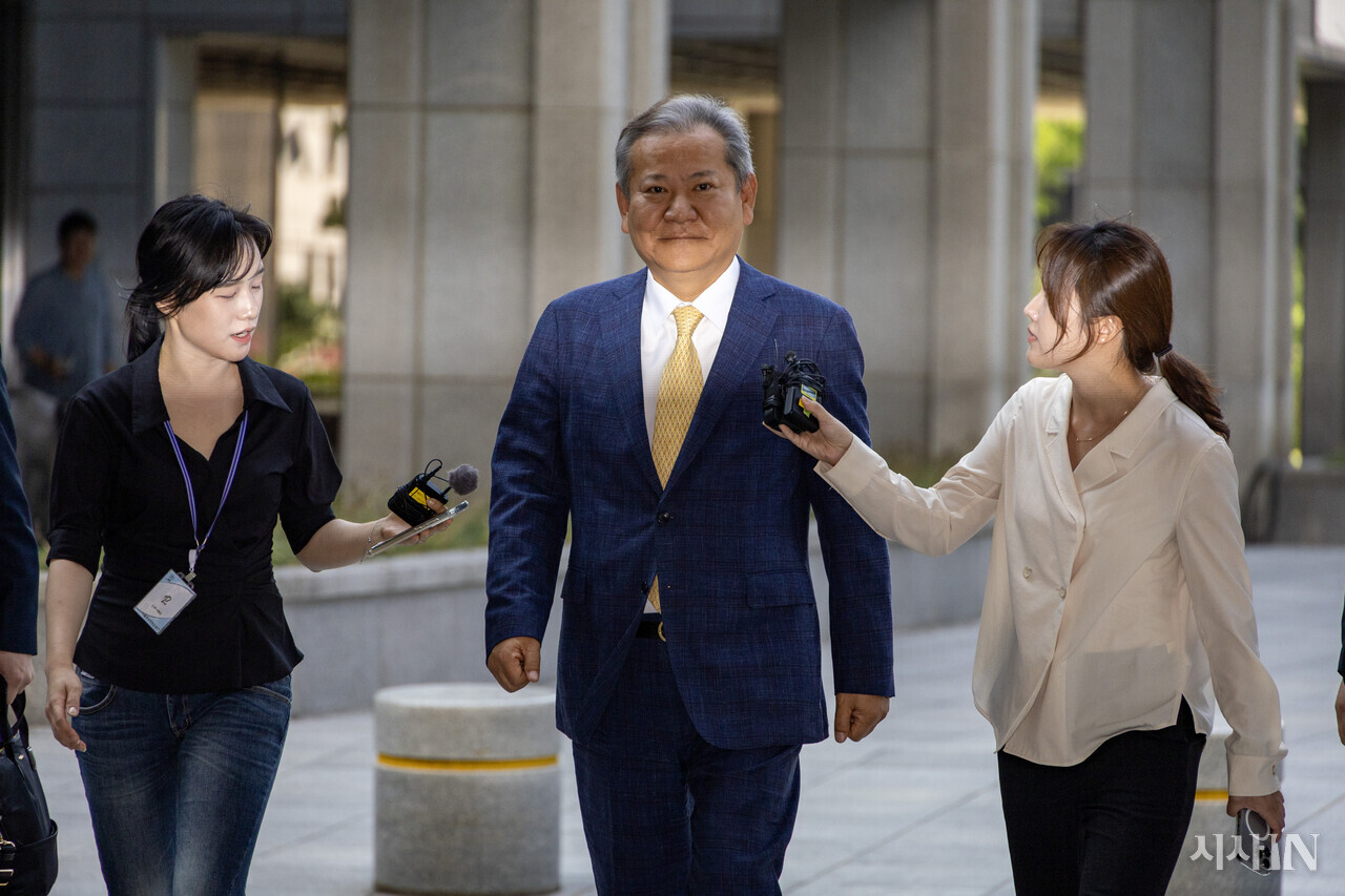 7월25일 이상민 전 행정안전부 장관이 내란특검 조사를 받기 위해 특검팀 사무실로 들어가고 있다. ⓒ시사IN 박미소