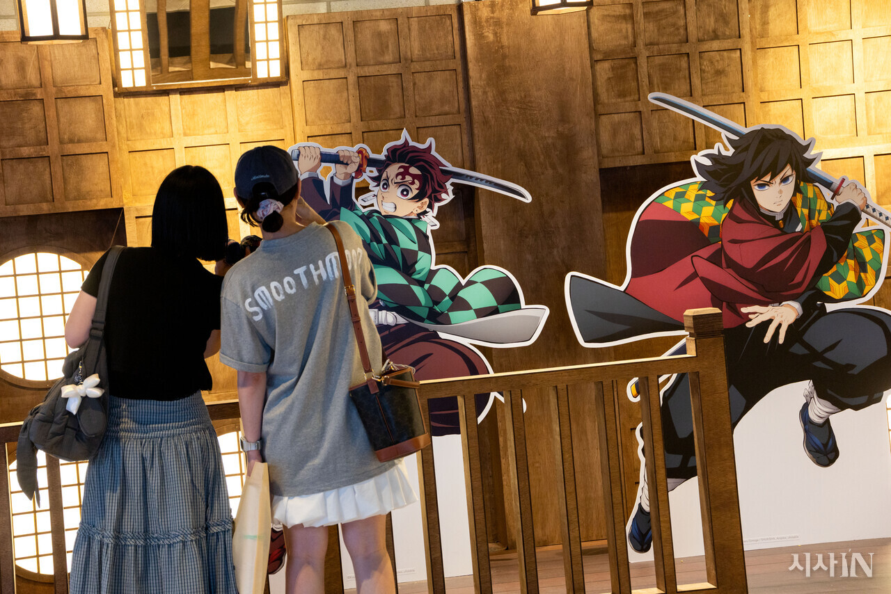 9월3일 서울 용산 CGV 영화관에 마련된  포토존에서 사람들이 사진을 찍고 있다. ⓒ시사IN 신선영