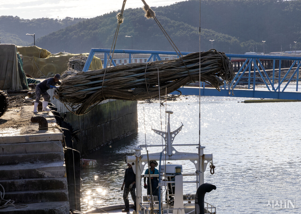 연평항에서 작업자들이 중장비로 닻자망 시설물을 배에 싣고 있다. ⓒ시사IN 조남진