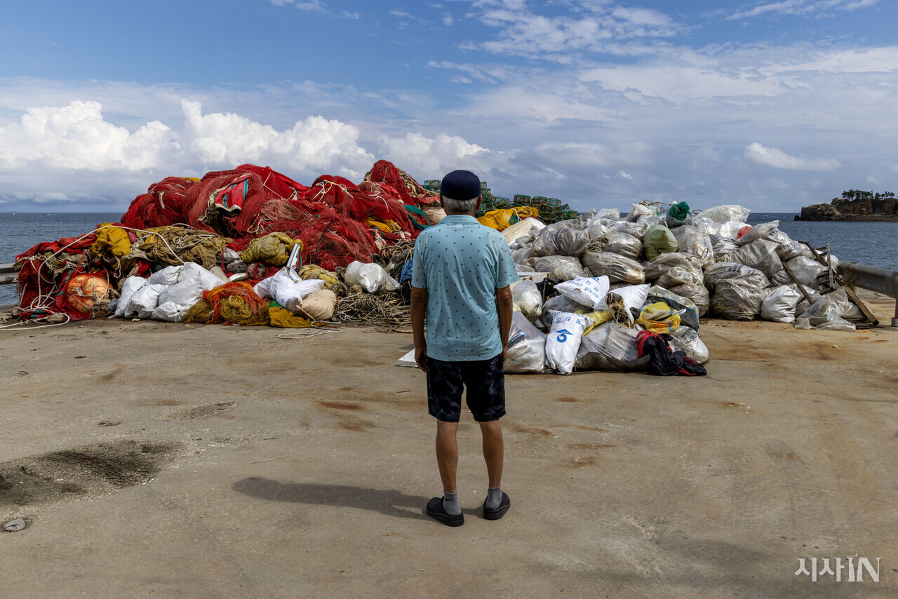 연평도 안목부두에 쌓여 있는 꽃게잡이용 폐어구들. ⓒ시사IN 조남진