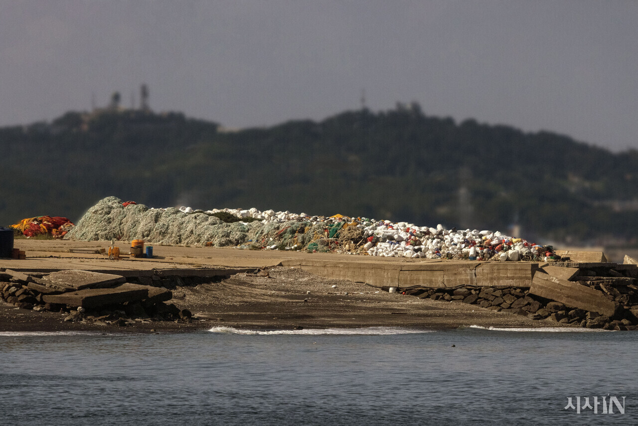 소연평도의 한 포구에 닻자망용 1회용 그물이 산처럼 쌓여 있다. ⓒ시사IN 조남진