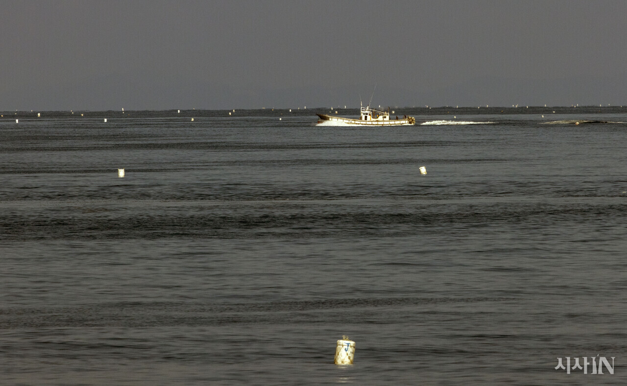 연평어장에 설치된 부표들이 꽃게 잡이용 그물이 설치된 곳을 알려주고 있다. ⓒ시사IN 조남진