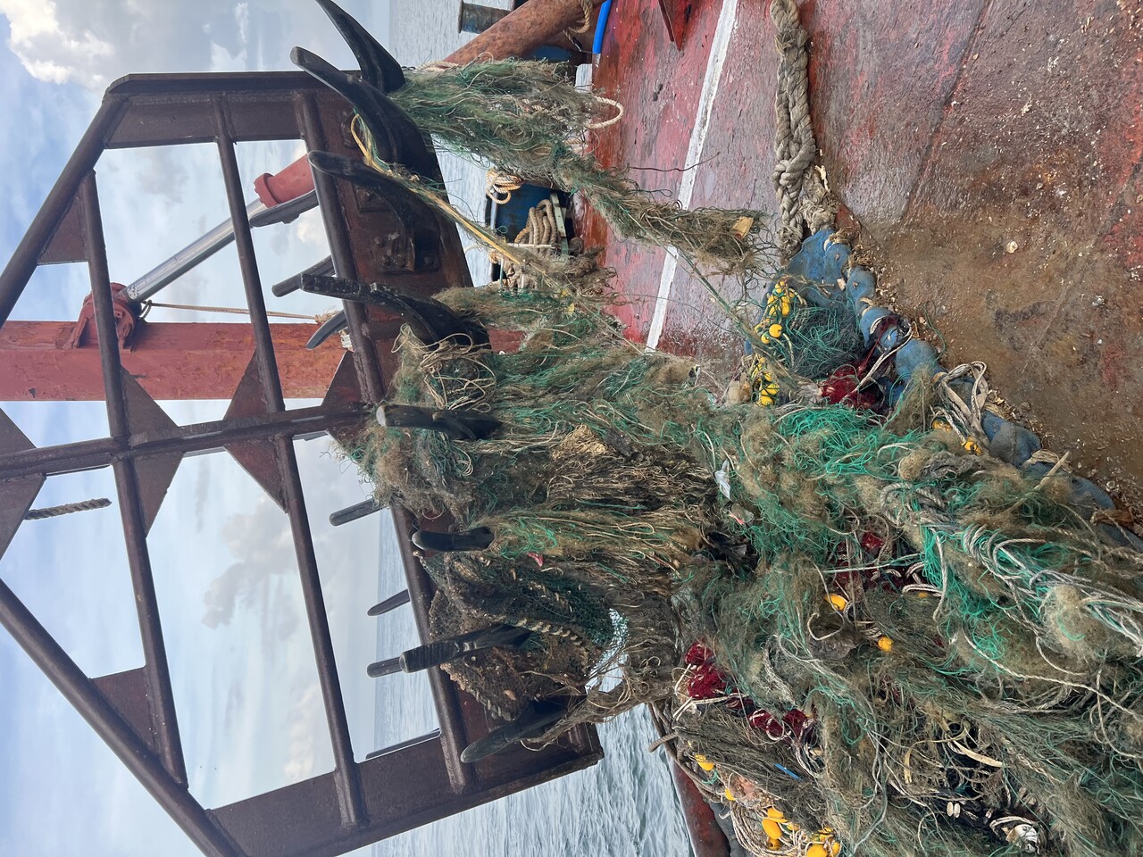 8월20일 어촌어항공단이 연평어장에서 침적 폐기물 수거작업을 벌이자 닻자망용 1회용 그물이 수거되고 있다. ⓒ인천바다살리기영어조합법인 제공