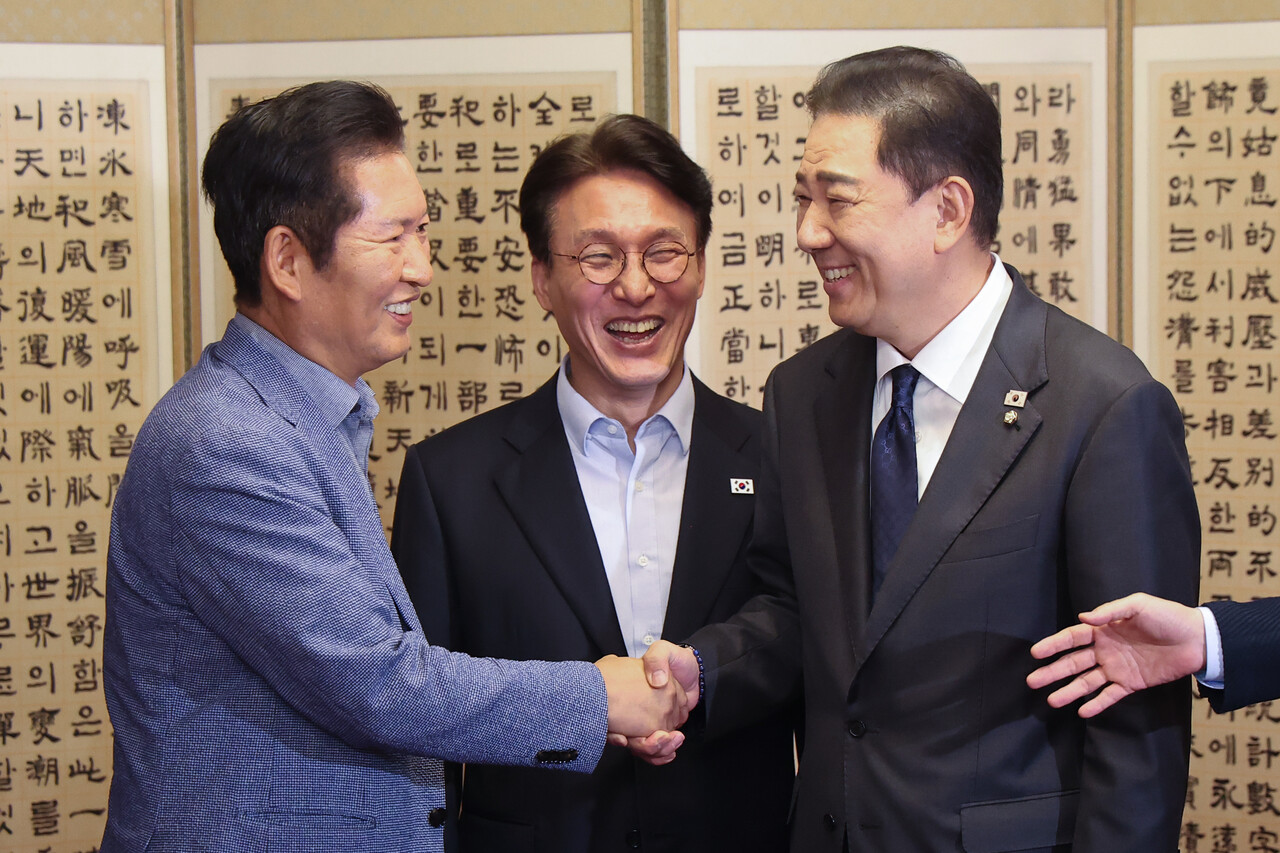 9월14일 김민석 총리(가운데) 제안으로 정청래 민주당 대표(왼쪽)와 김병기 민주당 원내대표가 당·정·대 고위급 만찬 회동에서 만나 악수하고 있다. ⓒ연합뉴스