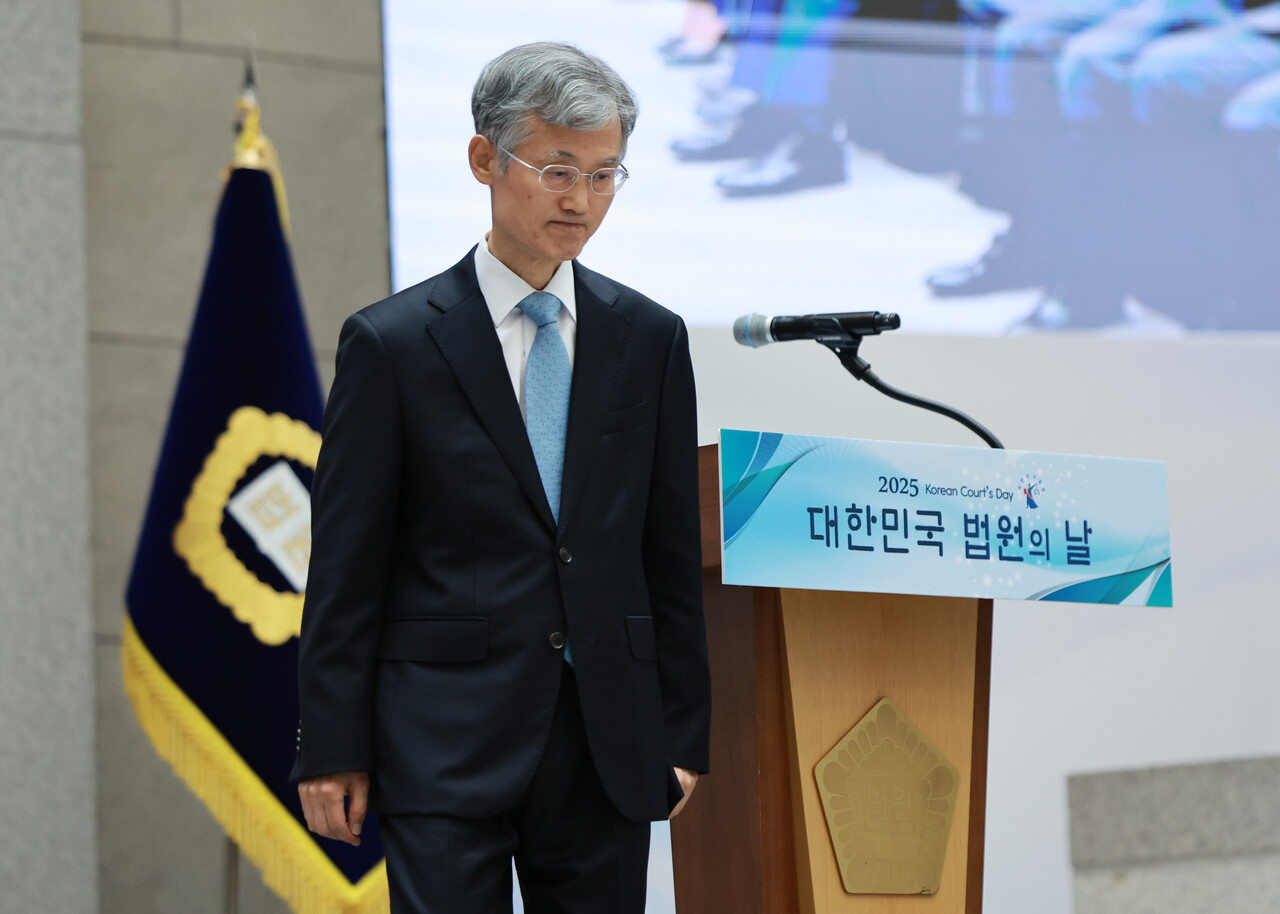 9월12일 법원의 날 기념식에 참석한 조희대 대법원장이 기념사를 마친 뒤 자리로 돌아가고 있다. ⓒ연합뉴스