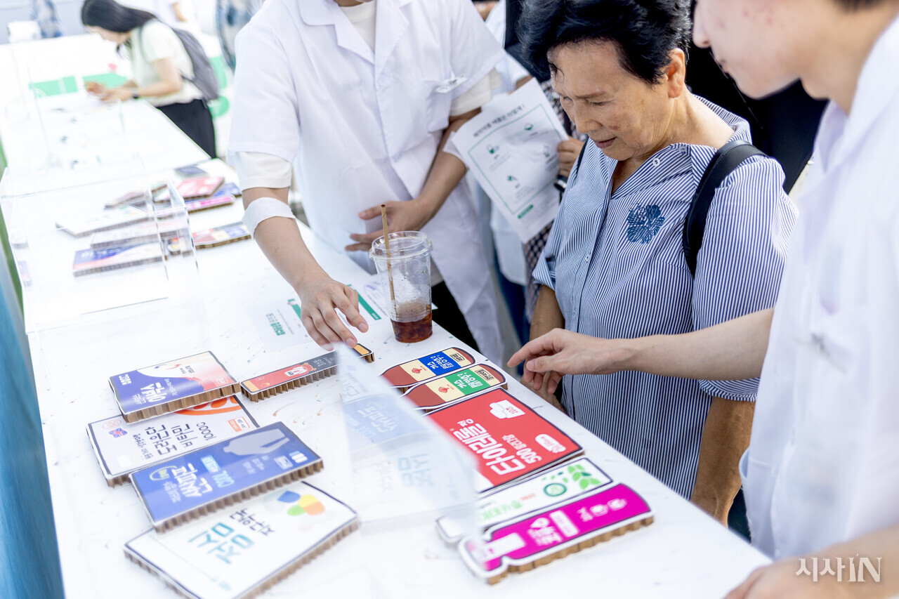 오창옥씨(73)가 폐의약품 모형으로 분리배출 방법을 익히고 있다. ⓒ시사IN 박미소