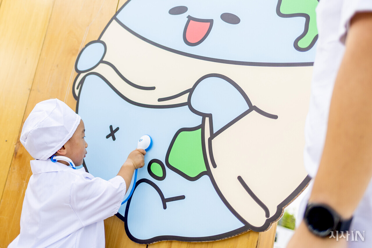 전세계 어린이(22개월)가 지구 그림에 청진기를 대고 있다. ⓒ시사IN 박미소