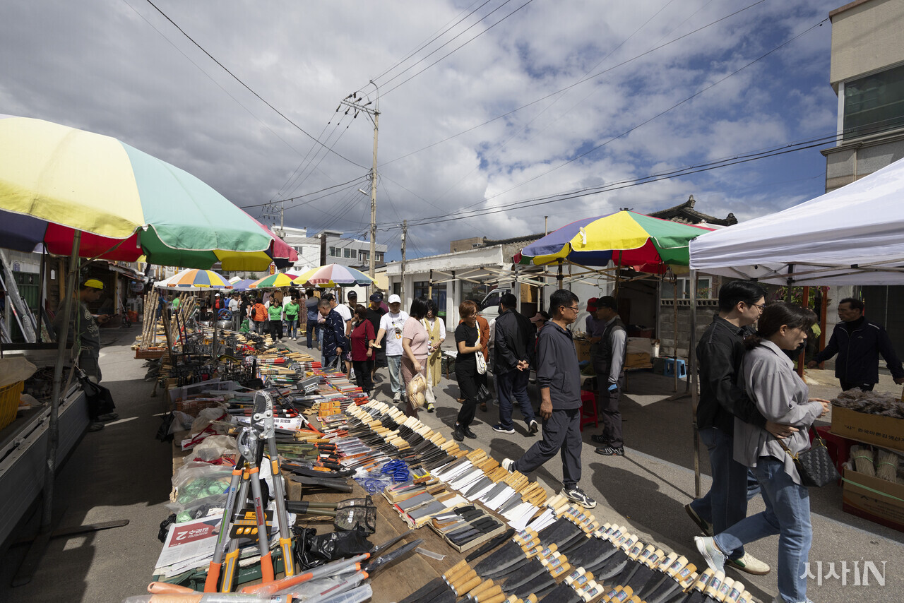 9월23일 오전 강원도 동해시 북평동 북평오일장을 찾은 시민들이 장을 보고 있다. ⓒ시사IN 이명익
