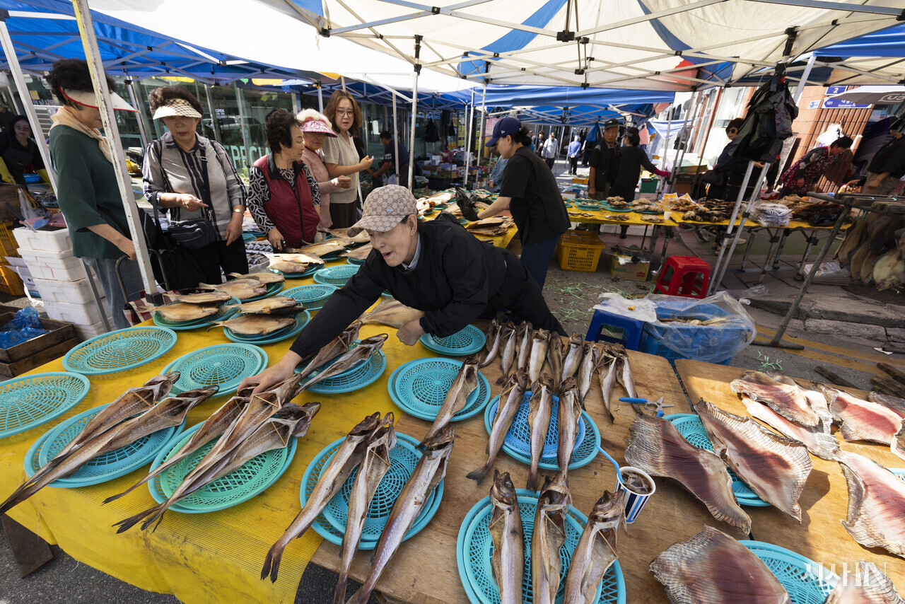 강원도의 추석상에는 말린 생선이 많이 올라간다. 북평오일장의 한 상인이 손님이 주문한 생선을 담으려 하고 있다. ⓒ시사IN 이명익