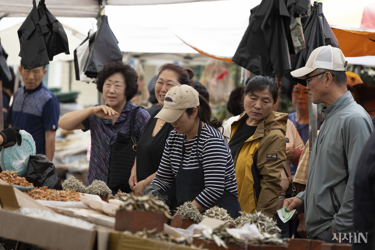 북평오일장의 한 상인이 주문받은 건어물을 봉지에 담고 있다. ⓒ시사IN 이명익