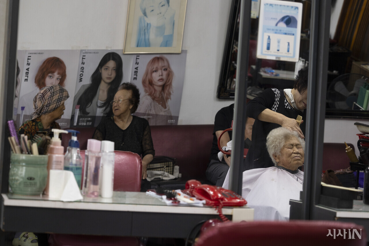 오일장이 열리는 날 미용실은 동네 사랑방이기도 하다. 한 어르신이 파마를 하는 사이, 대기하는 손님들이 대화를 나누고 있다. ⓒ시사IN 이명익