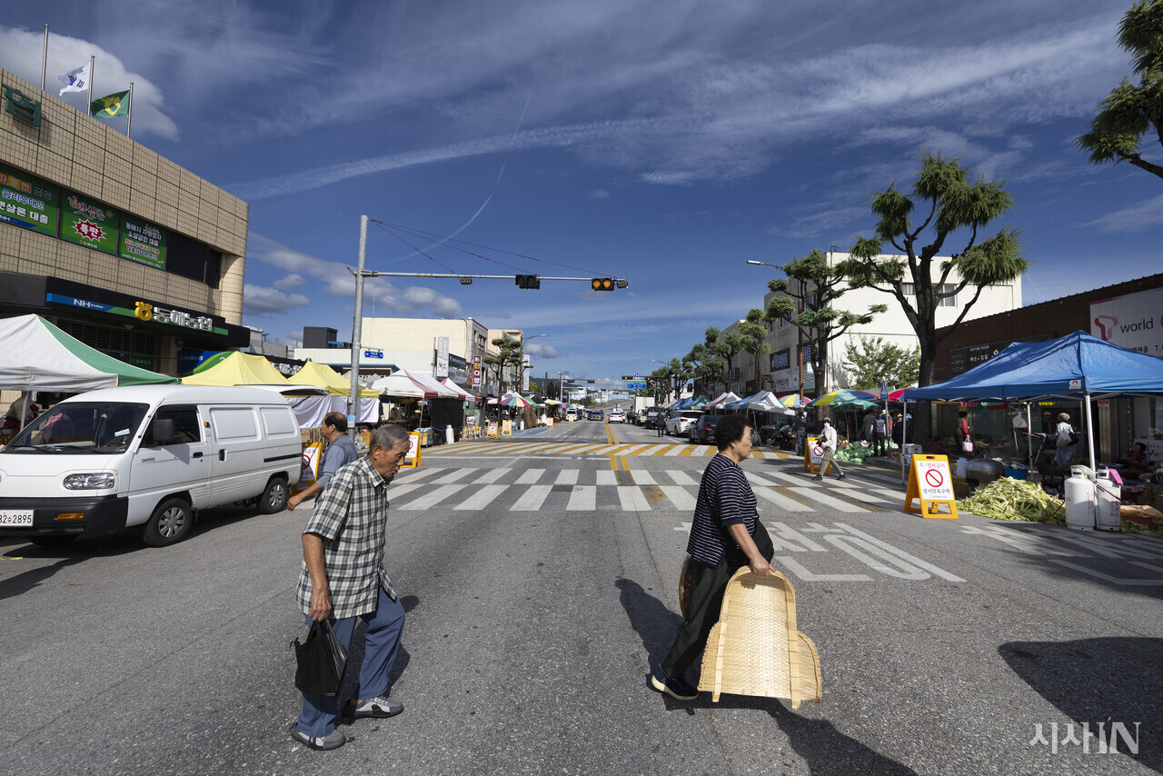 북평오일장에서 장은 본 주민들이 길을 건너고 있다. ⓒ시사IN 이명익