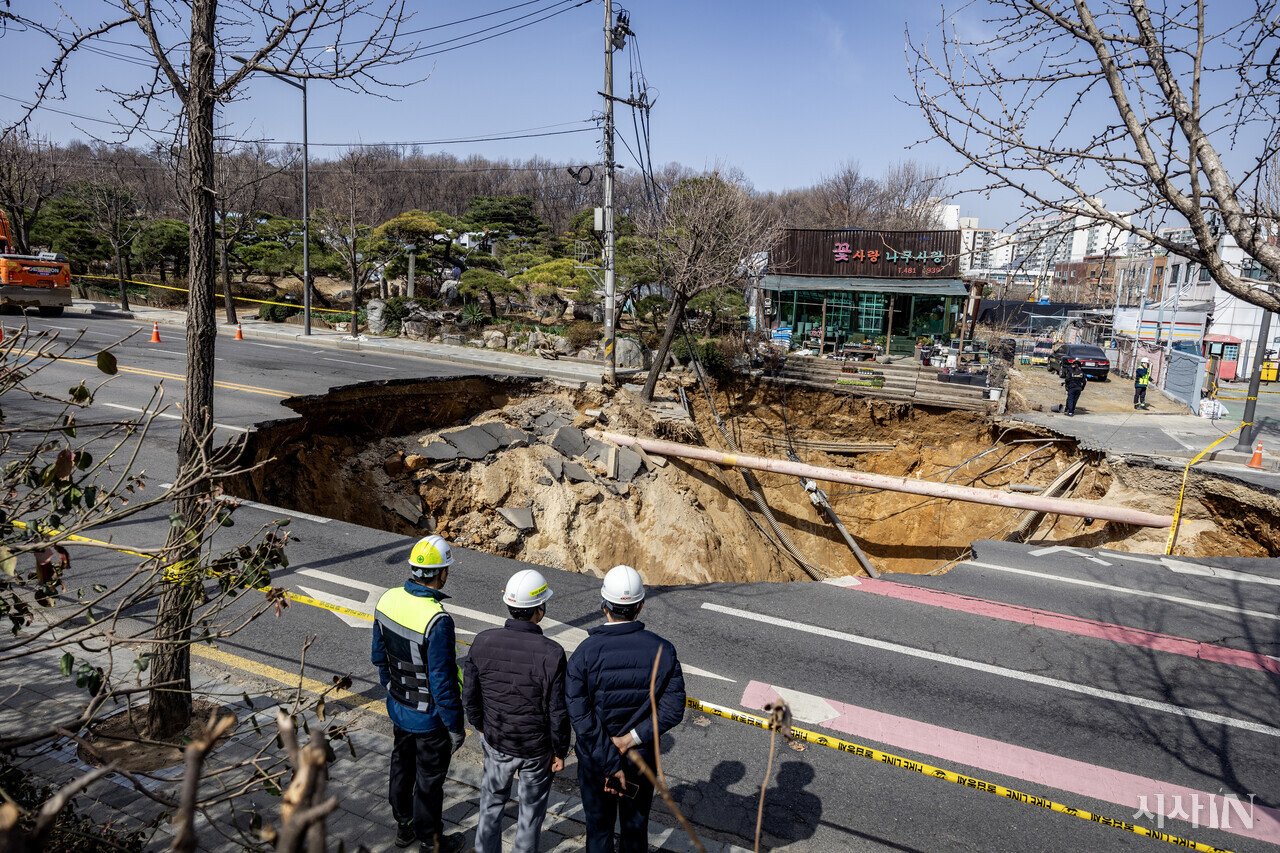 3월24일 서울 강동구의 한 도로에서 지름 20ｍ, 깊이 18ｍ가량의 대형 싱크홀이 발생해 오토바이 운전자 한 명이 사망했다. ⓒ시사IN 박미소