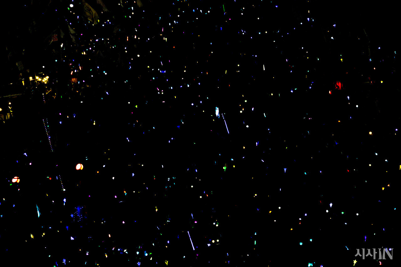 2025년 3월22일 서울 광화문 앞에서 열린 탄핵 촉구 집회 참가자들이 깃발과 응원봉을 든 채 헌법재판소 방향으로 행진하고 있다. ⓒ시사IN 신선영