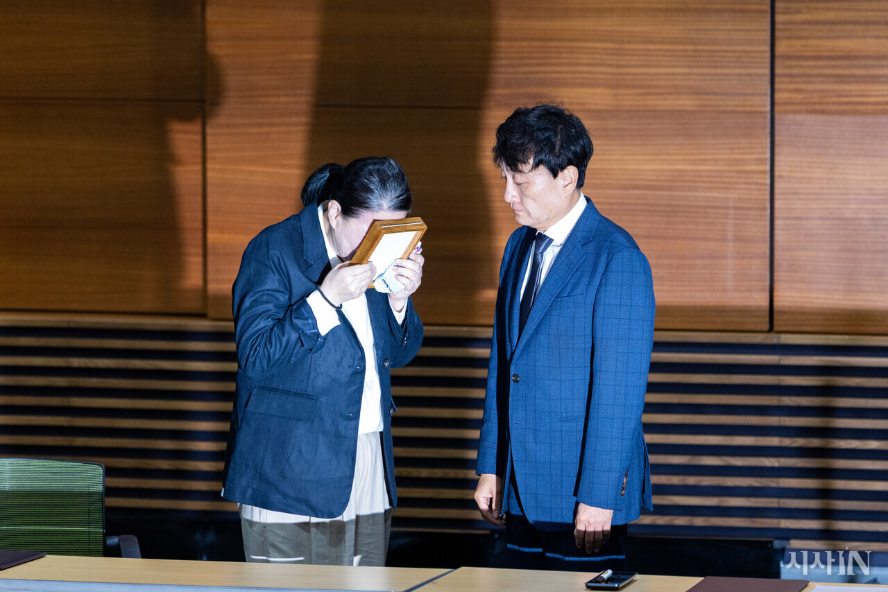 10월15일 MBC 본사에서 안형준 사장(오른쪽)이 고 오요안나 기상캐스터의 어머니 장연미씨에게 명예 사원증을 증정하고 있다. ⓒ시사IN 신선영