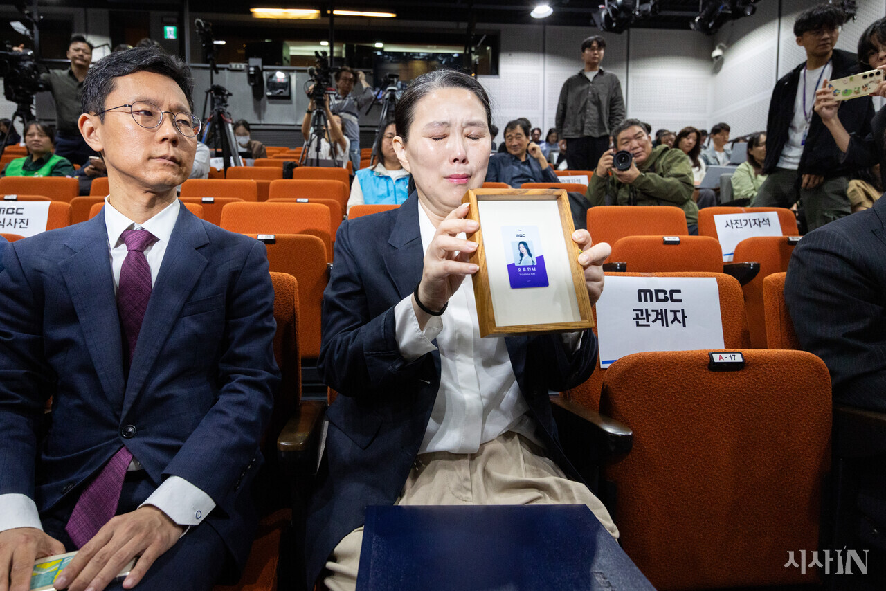 장연미씨가 명예 사원증을 취재진에게 보여주고 있다. ⓒ시사IN 신선영
