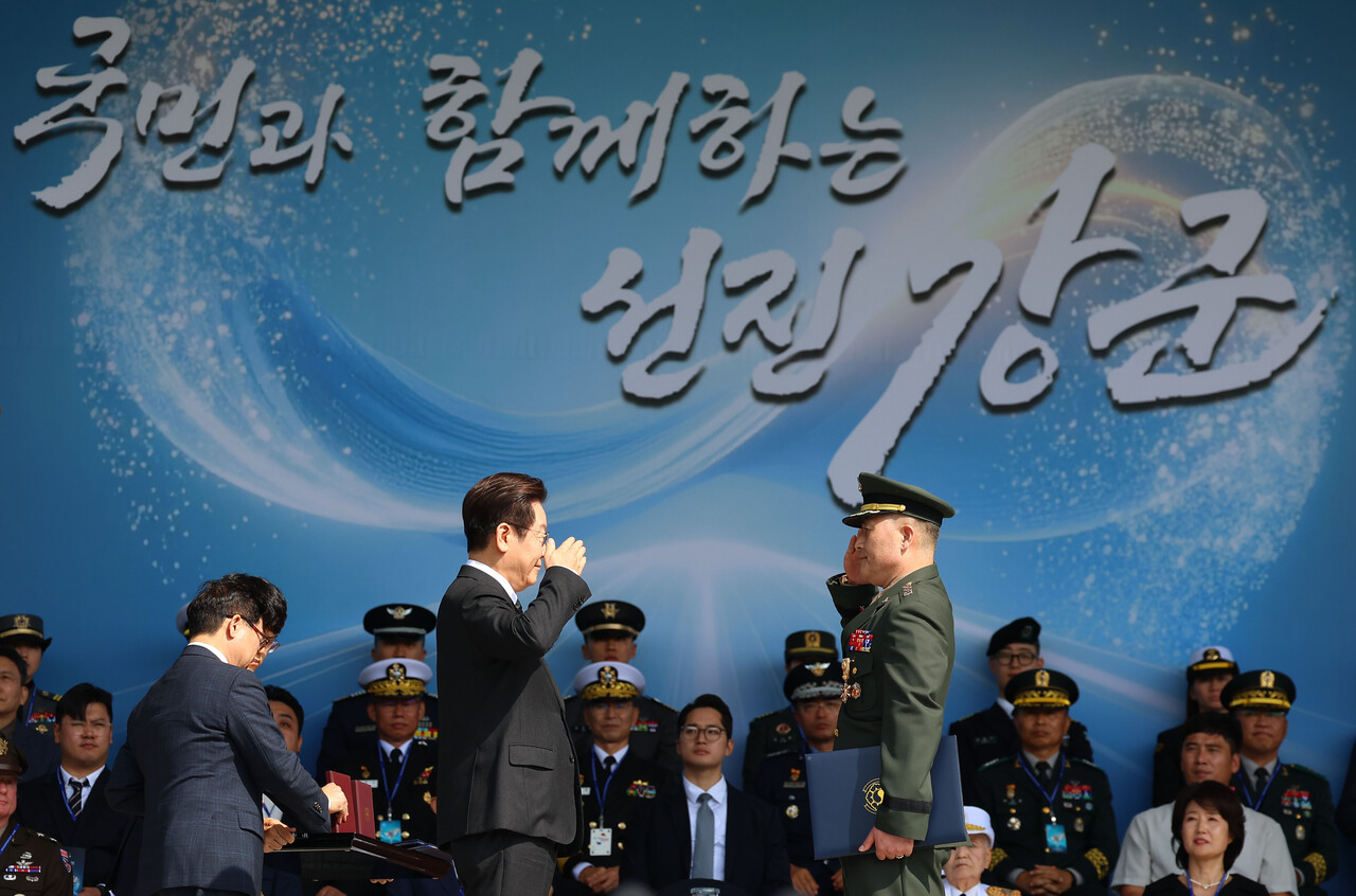 10월1일 이재명 대통령이 국군의 날 기념행사에서 위법 명령을 따르지 않은 군인 11명을 포상했다. 이날 이들을 대표해 박정훈 대령이 훈장을 받았다. ⓒ연합뉴스