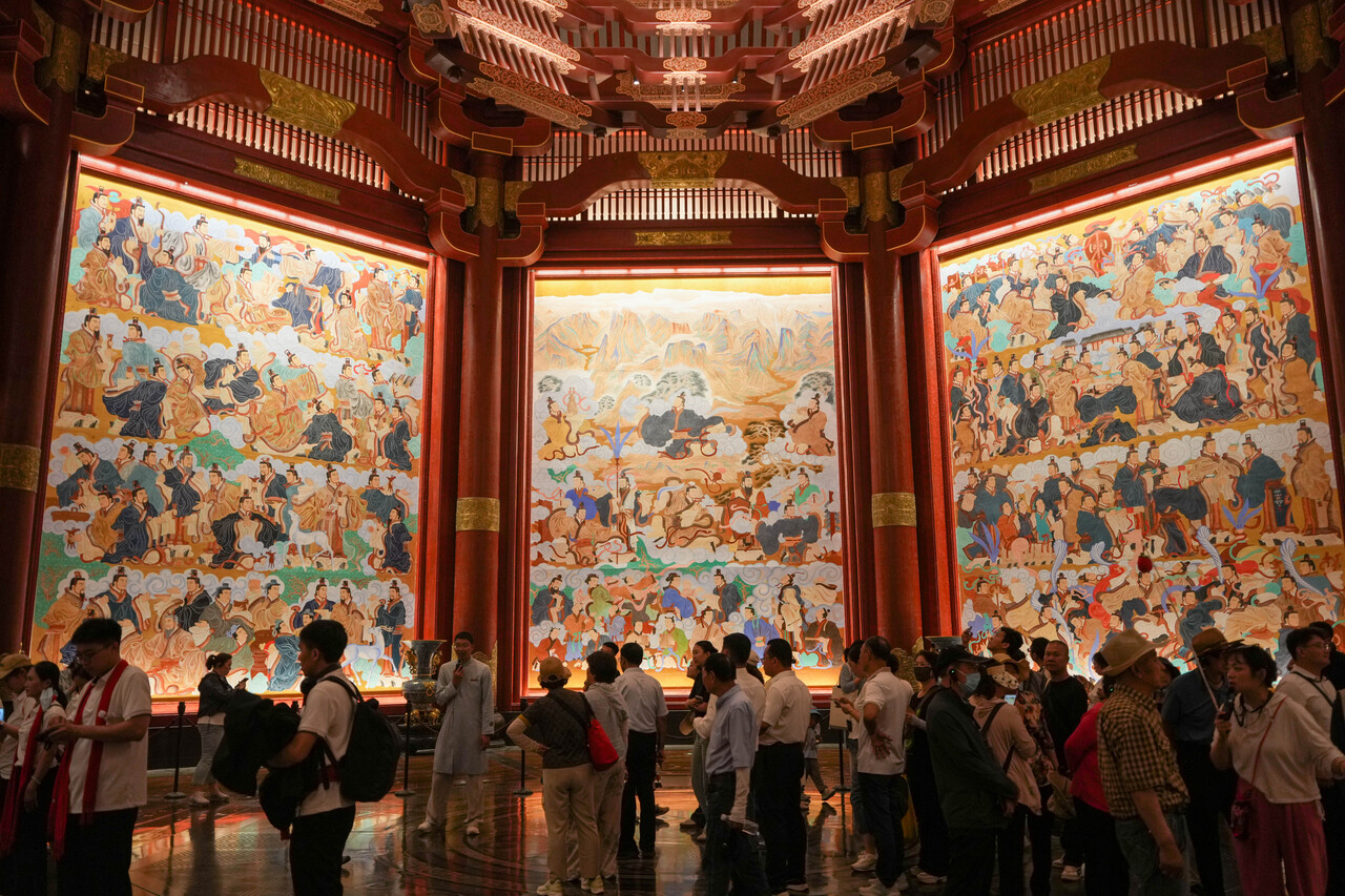 5월21일 관광객들이 공자 탄생지인 중국 동부 산둥청 취푸시의 ‘니산성징(尼山聖境)’을 돌아보고 있다. ⓒXinhua