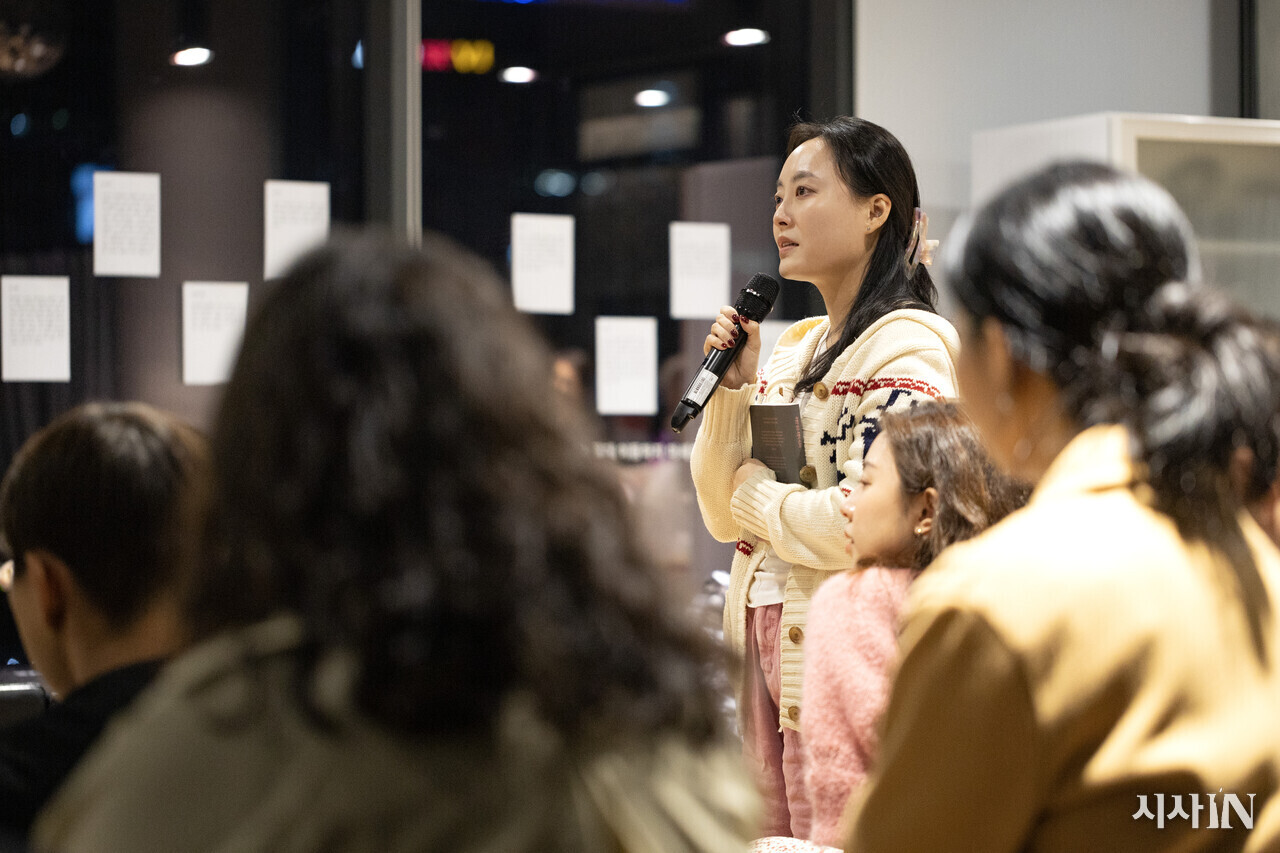 고 신애진씨의 초등학교 친구인 김시완씨가 애진씨와의 추억을 이야기하고 있다. ⓒ시사IN 박미소