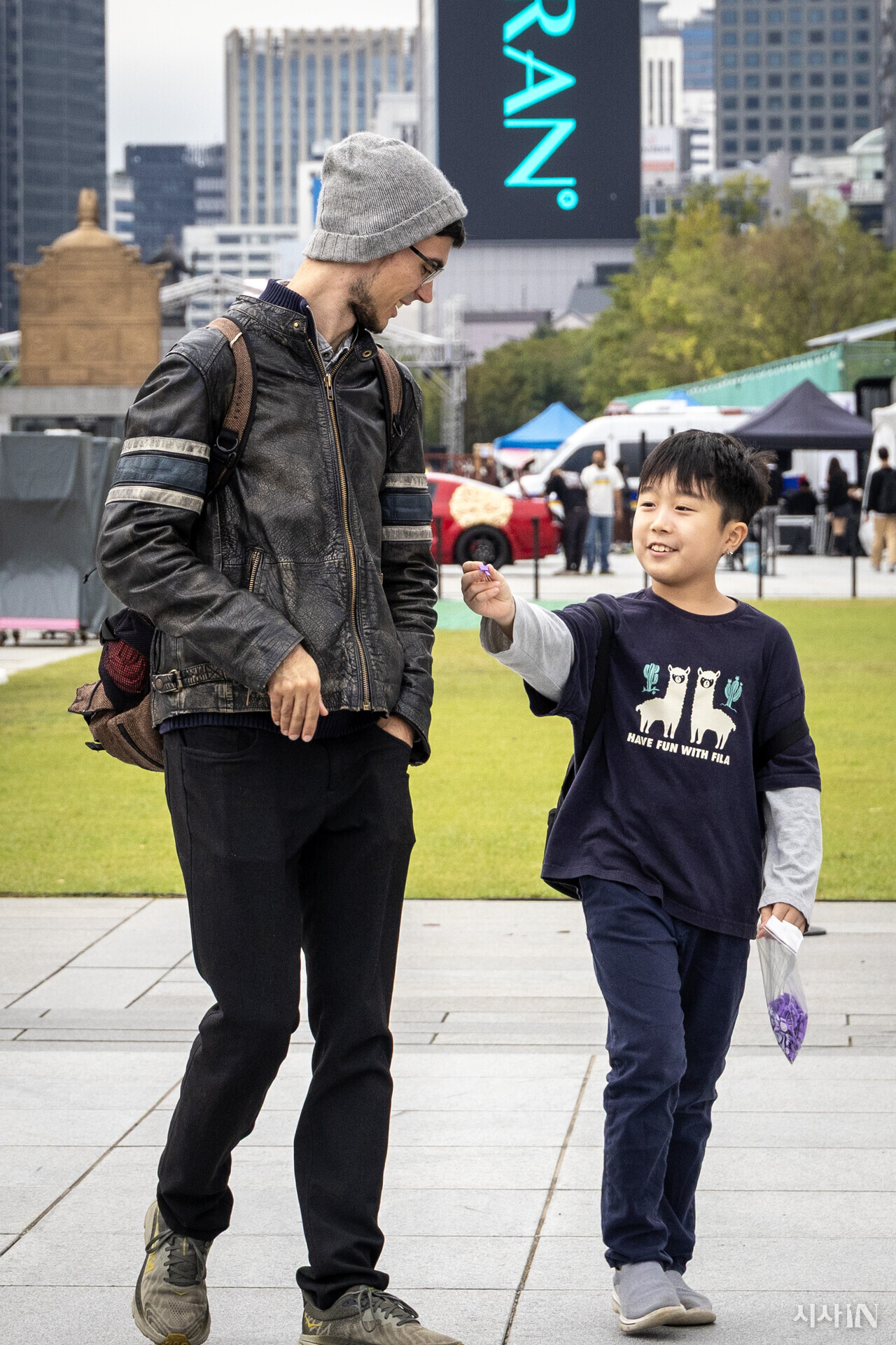 10월18일 서울 종로구 세종로 광화문 광장에서 이준호 군(11)이 외국인 관광객에게 보라색 리본을 전달하고 있다. ⓒ시사IN 박미소