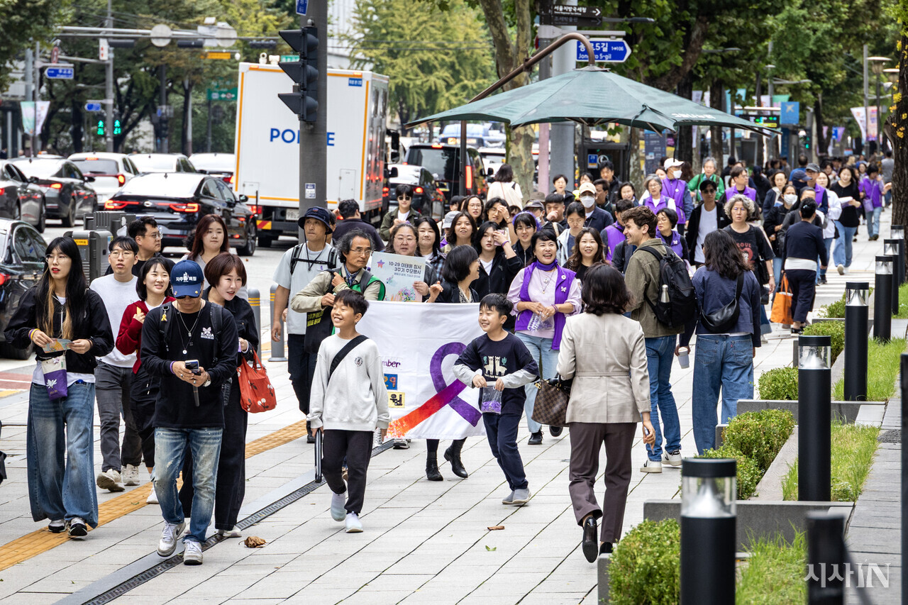 10·29 이태원참사 유가족협의회 소속 유가족들과 시민들이 10월18일 서울 종로구 시내에서 행진하며 이태원 참사 3주기 추모행사를 알리고 있다. ⓒ시사IN 박미소