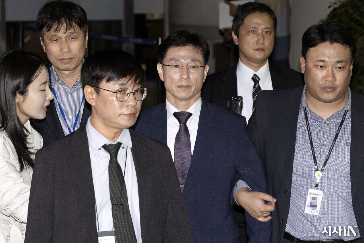 임성근 전 해병대 1사단장(가운데)이 10월23일 저녁 서울 서초구 서울중앙지방법원에서 열린 구속 전 피의자 심문(영장실질심사)을 마친 뒤 법원을 나서고 있다. ⓒ시사IN 이명익