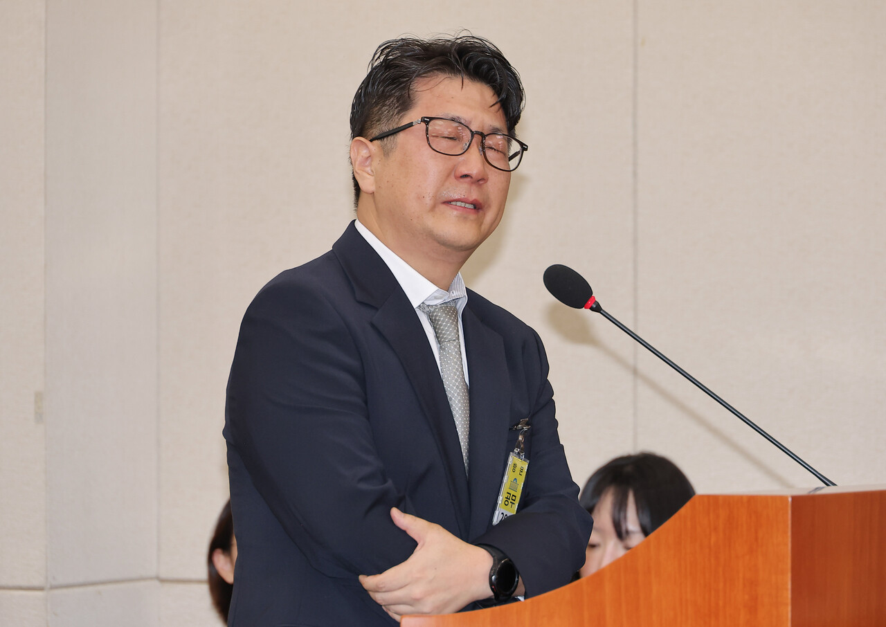 10월15일 국회 기후에너지환경노동 위원회 국정감사에 출석한 문지석 광주지검 검사가 쿠팡 퇴직금 미지급 사건에 관해 발언하던 중 눈물을 흘리고 있다. ⓒ연합뉴스