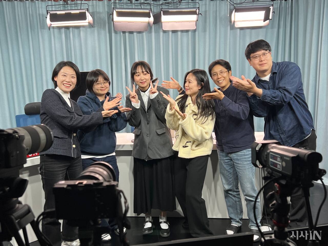 사진 왼쪽부터 김은지 기자, 최한솔 PD, 이겨레 인턴 PD, 이한울 PD, 나경희 기자, 김세욱 PD.ⓒ시사IN 조남진