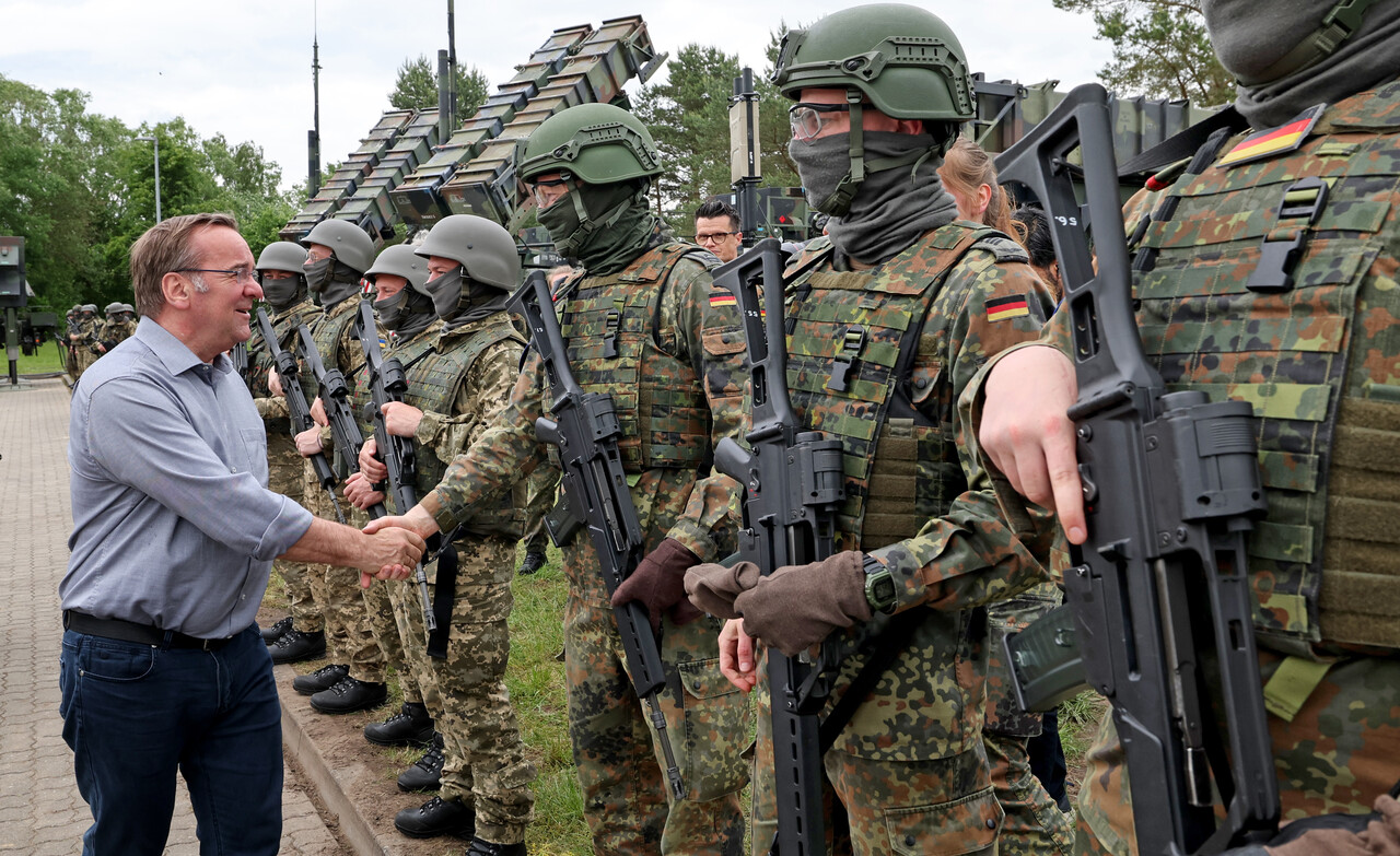 2024년 5월, 보리스 피스토리우스 독일 국방장관이 메클렌부르크에 있는 방공미사일부대를 방문해 장병들과 인사를 나누고 있다.  ⓒdpa