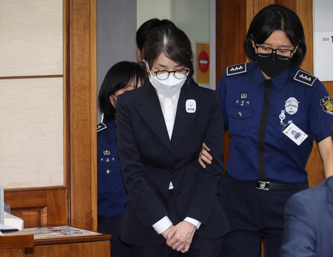 도이치모터스 주가조작과 명태균 공천개입, 통일교 청탁·뇌물 수수 의혹 혐의 등으로 구속기소 된 김건희씨가 9월24일 서울중앙지방법원에서 열린 첫 재판에 출석하고 있다. ⓒ사진공동취재단