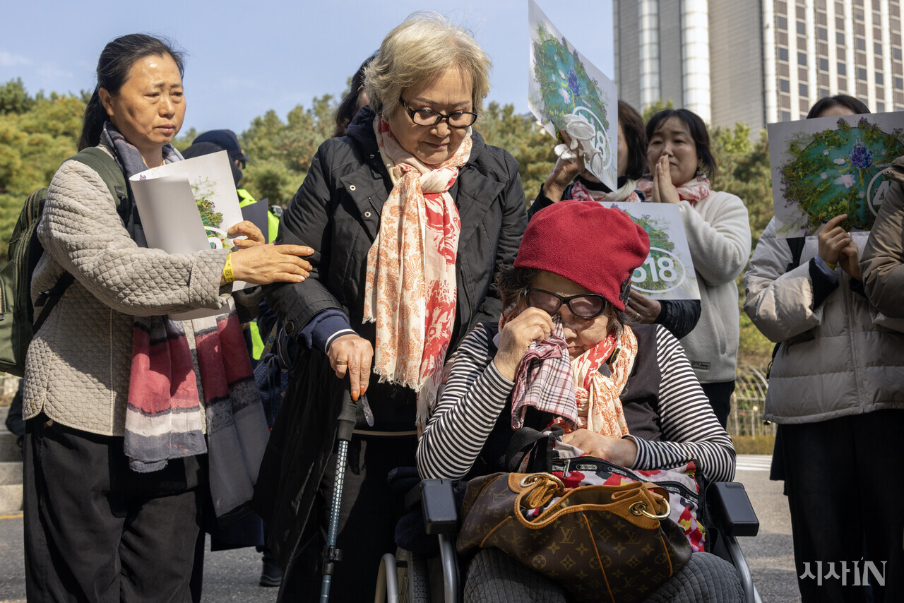 지난 8월 췌장암 수술을 받은 피해자 이남순씨가 재판을 마치고 나와 눈물을 닦고 있다. ⓒ시사IN 조남진