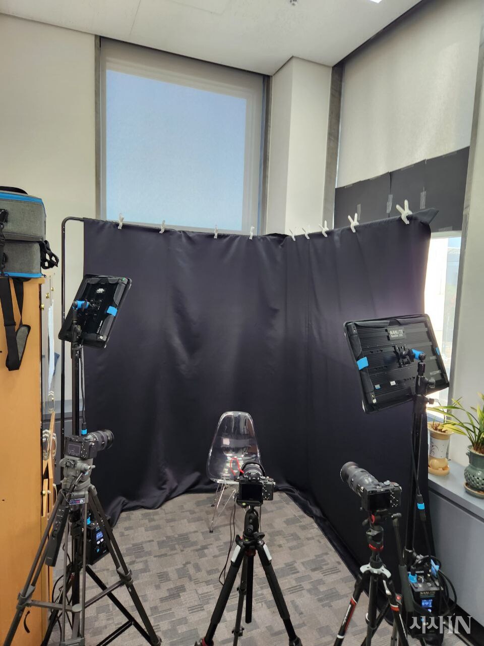 12·3 비상계엄 1주년 특집 다큐멘터리 인터뷰 촬영 현장. 국회 직원들의 접근성을 위해 국회의사당 본관 내부에 작은 공간을 마련했다. ⓒ시사IN 포토