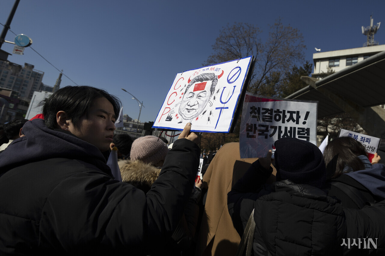 지난 2월24일 숭실대에서 열린 윤석열 탄핵 반대 집회에서 참석자가 시진핑 중국 국가주석의 얼굴이 그려진 피켓을 들고 있다. ⓒ시사IN 이명익