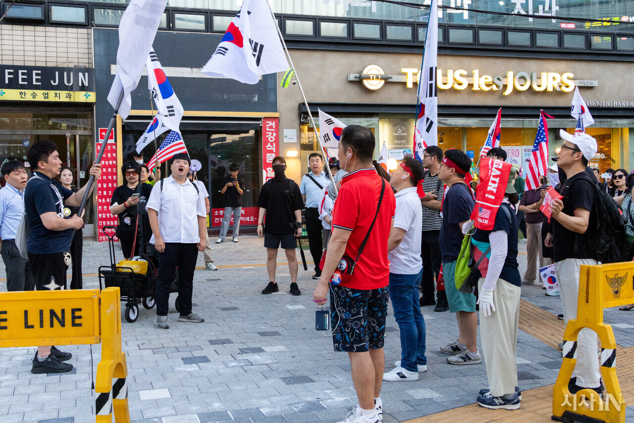 7월11일 서울 대림역에서 극우 유튜버와 윤석열 지지자 등이 ‘CCP(중국 공산당) OUT’을 외치며 집회를 열고 있다. ⓒ시사IN 신선영