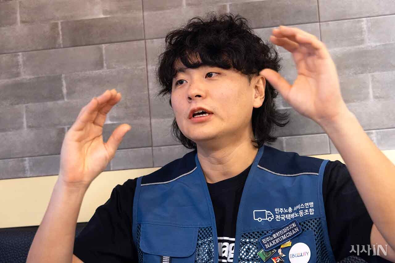 주말에 야간 배송을 하는 택배노조 나금찬 조합원.  ⓒ시사IN 조남진