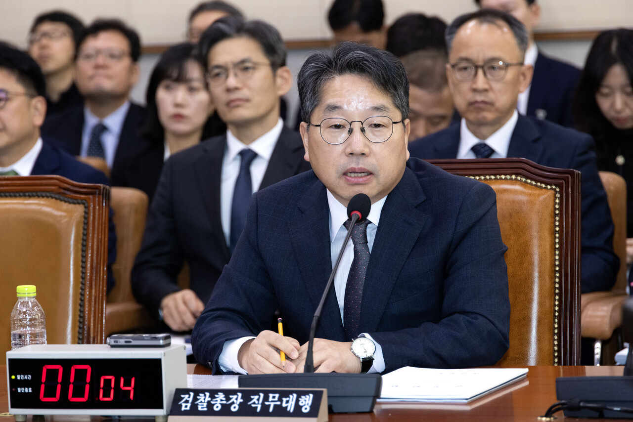 10월27일 노만석 검찰총장 직무대행이 국회 법제사법위원회에서 열린 국정감사에서 의원 질의에 답하고 있다. ⓒ시사IN 조남진