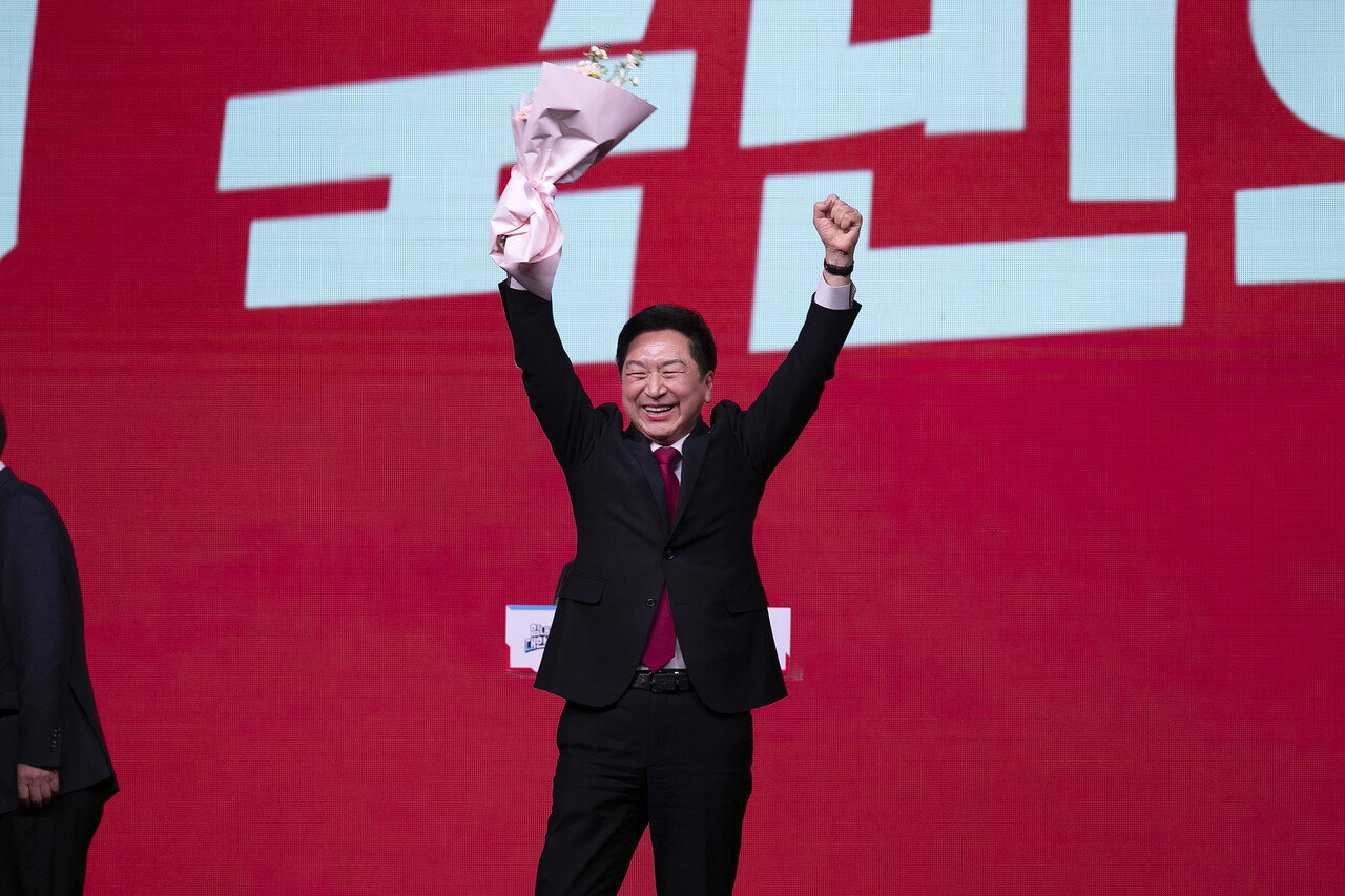 2023년 3월8일 국민의힘 신임 당대표로 선출된 김기현 당 대표가 당선이 확정된 후 꽃다발을 들고 당원들의 환호에 화답하고 있다. ⓒ시사IN 이명익