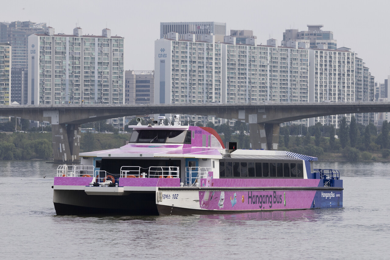 9월29일 오후 서울 여의도역 선착장 방향으로 한강버스가 지나가고 있다. ⓒ시사IN 이명익
