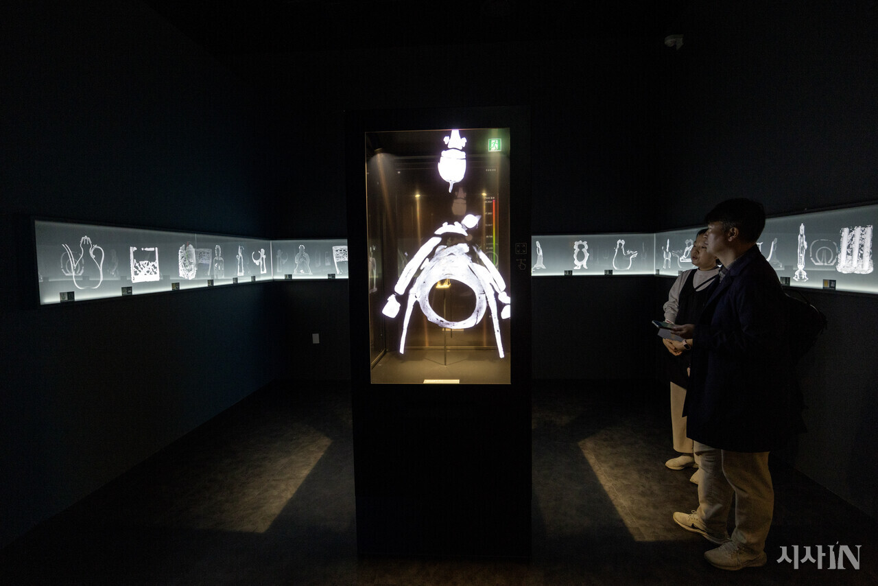 국립중앙박물관 보존과학센터 1층에서 열리는 개관 전시에서는 국보인 기마인물형토기의 CT 영상을 관람자가 직접 조절해 다양한 각도에서 내부를 볼 수 있다. ⓒ시사IN 조남진