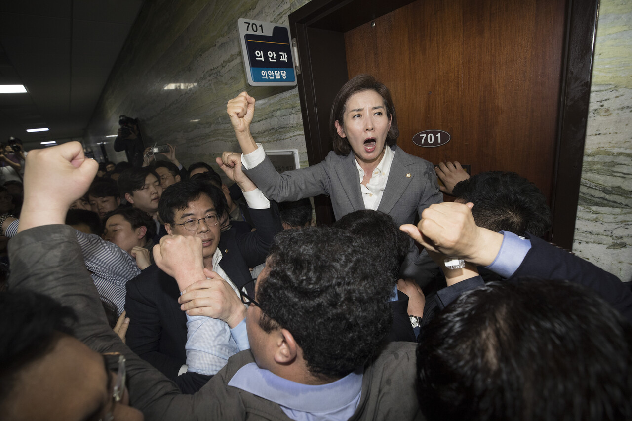 2019년 4월25일 나경원 자유한국당(현 국민의힘) 원내대표가 국회에서 패스트트랙 법안 제출을 막기 위해 당원들과 함께 구호를 외치고 있다. ⓒ시사IN 이명익