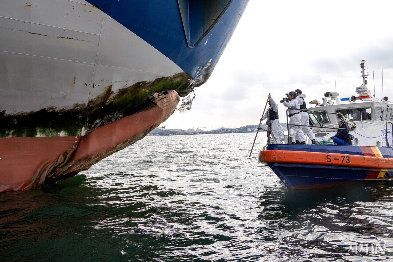 11월19일 저녁 8시17분경 전남 신안군 장산도 인근 무인도 족도와 충돌한 2만6000t급 대형 카페리 여객선 퀸제누비아2호가 다음날 새벽 목포시 삼학부두로 옮겨진 가운데 해경과 국과수 관계자들이 합동 감식을 하고 있다. ⓒ시사IN 조남진