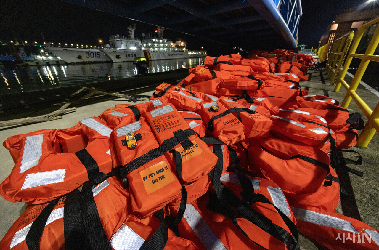 11월20일 새벽 목포해양경찰서 전용부두 한켠에 퀸제누비아2호에서 구출된 승객들이 착용했던 구명조끼가 쌓여있다. ⓒ시사IN 조남진