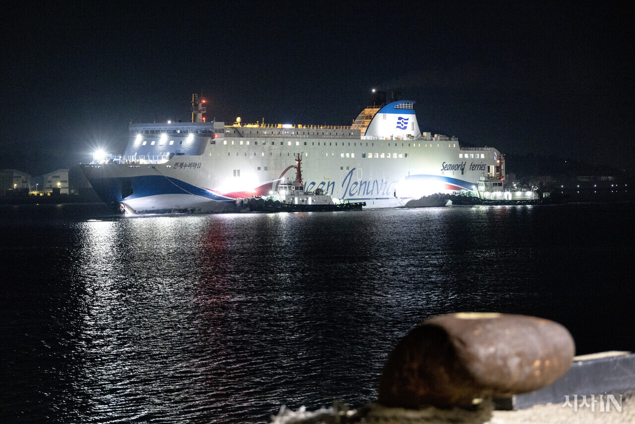 퀸제누비아2호가 11월20일 새벽 5시44분께 목포 삼학부두로 입항하고 있다. ⓒ시사IN 조남진