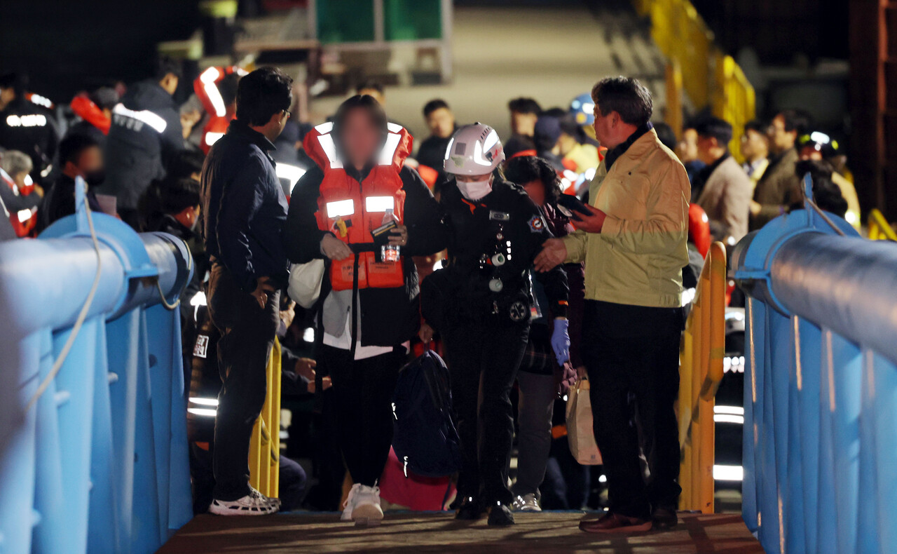 11월19일 밤 전남 목포시 목포해양경찰서 전용 부두로 여객선 퀸제누비아2호 탑승객들이 구조돼 이동하고 있다. ⓒ연합뉴스