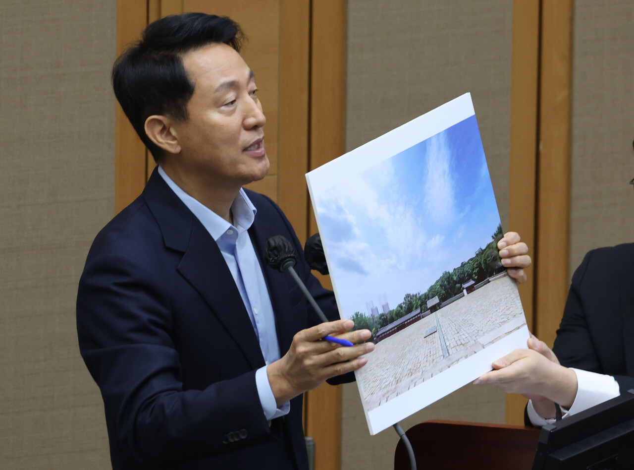 11월18일 오세훈 서울시장이 시의회 시정질문에서 세운4구역 관련 자료를 들고 답하고 있다. ⓒ연합뉴스